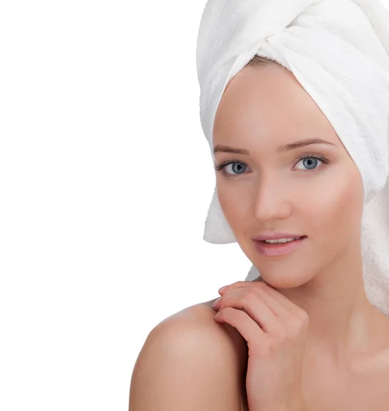 Schöne Mädchen porterait nach dem Bad mit Handtuch auf dem Kopf. — Stockfoto