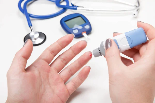Szczelnie-do góry ręce kobiety badania wysoki poziom cukru we krwi z Glukometr — Zdjęcie stockowe