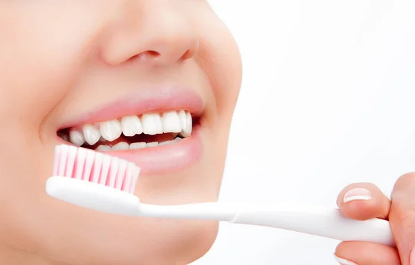 Linda jovem sorrir com dentes escovando. Contexto de saúde dentária . — Fotografia de Stock