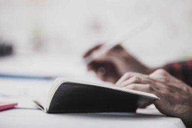 Eller. Takım çalışması. Tasarım düşünme. Başlangıç