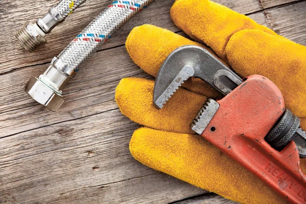 Sanitär- und Werkzeugset auf dem Holztisch — Stockfoto