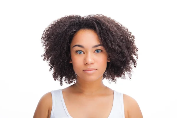 Portret van een jonge mooie Afrikaanse tiener, geïsoleerd op witte achtergrond — Stockfoto