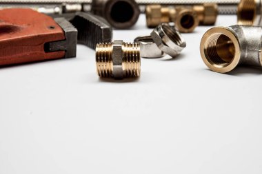 Sıhhi tesisat donatım kopya alanı beyaz zemin üzerine