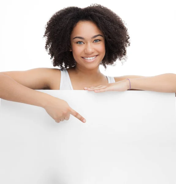 Genç Smileing genç Afrikalı kız siyah boş kağıt tutun ve üzerinde gösterir.