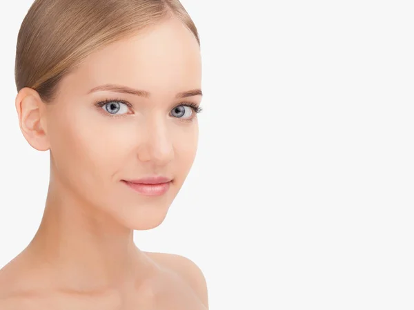 Het gezicht van de vrouw van de schoonheid portret. Skin Care Concept geïsoleerd op een witte achtergrond — Stockfoto