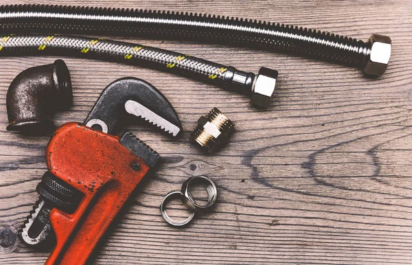 Tellerin araçları parçaları ve kartvizit ahşap arka plan üzerinde sıhhi tesisat