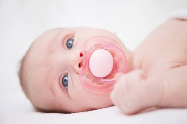 Babys kukla ile beyaz yatakta şirin yeni doğan bebek kız