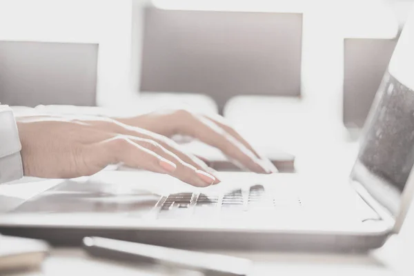 Mãos femininas digitando em um laptop — Fotografia de Stock