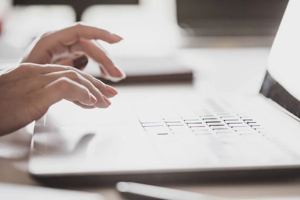 Vrouwelijke handen te typen op een laptop — Stockfoto