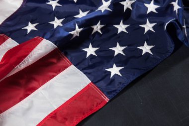 Metin alanı olan bir kara tahta üzerinde Amerikan bayrağı