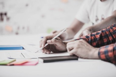 Eller. Takım çalışması. Tasarım düşünme. Başlangıç