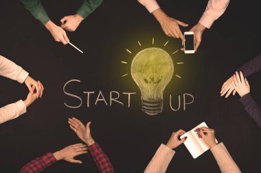 Ekip çalışması başlangıç kavramı - altı kişinin Üstten Görünüm.