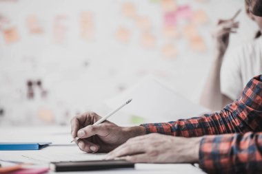 Eller. Takım çalışması. Tasarım düşünme. Başlangıç