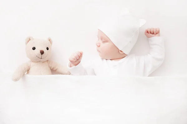 Neonato bambina dormire con il suo orsacchiotto Foto Stock