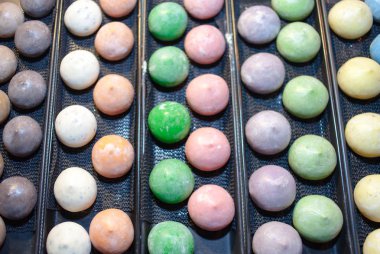 Mochi renkli Japon buz pirinç tatlısı