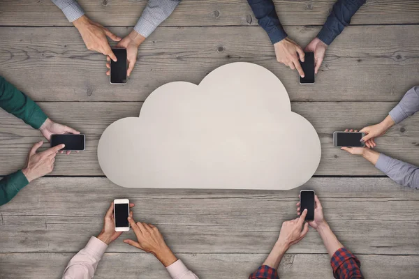 Equipo de negocios trabajando en teléfonos inteligentes. Concepto inalámbrico Cloud sharing — Foto de Stock