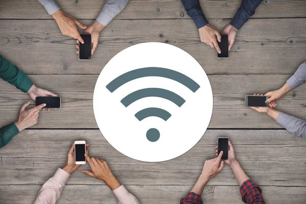 İş ekibi akıllı telefonlar üzerinde çalışıyor. Global kablosuz kavramı