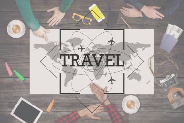 Bir grup insan seyahat planlıyorsanız. Seyahat kavramı. Üstten Görünüm.