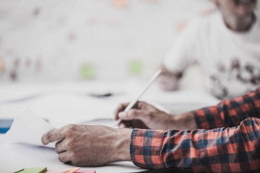 Eller. Takım çalışması. Tasarım düşünme. Başlangıç