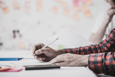 Eller. Takım çalışması. Tasarım düşünme. Başlangıç