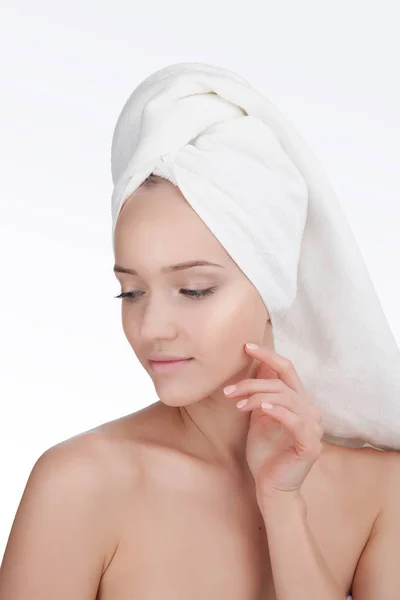 Belleza Mujer cara Retrato en una toalla. Concepto de cuidado de la piel aislado sobre fondo blanco — Foto de Stock