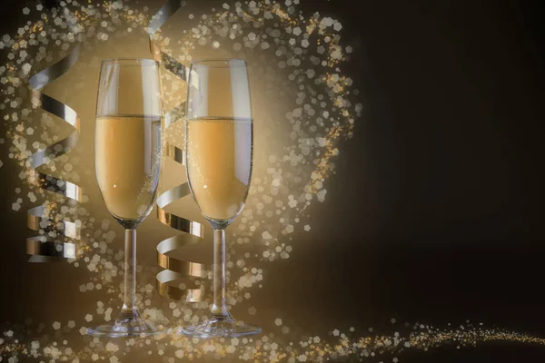Dois copos de champanhe, no fundo dourado do bokeh — Fotografia de Stock