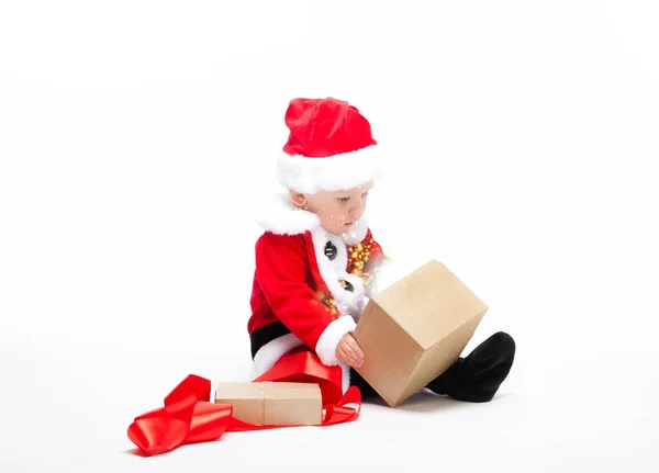 Weihnachtsmann Baby in roter Weihnachtskleidung mit Geschenkbox isoliert auf weiß — Stockfoto