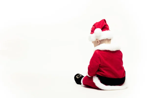 Weihnachtsmann-Baby in roter Weihnachtskleidung sitzt isoliert auf weißem Rücken — Stockfoto