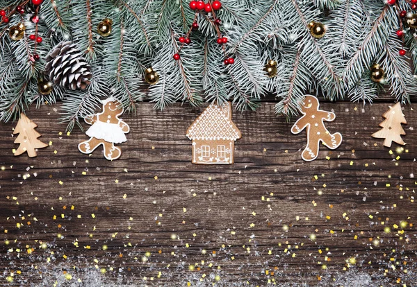 Abeto de Navidad con decoración sobre fondo de madera oscura — Foto de Stock