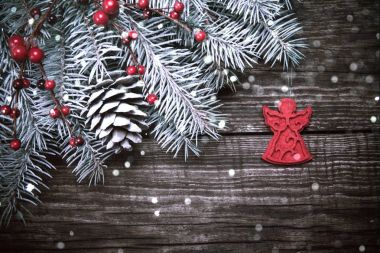 Koyu ahşap arka plan dekorasyon ile Noel köknar ağacı