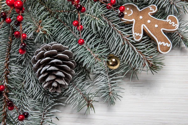 Tarjeta de Navidad. Fondo de madera blanca con abeto de nieve y decoración. Vista superior . — Foto de Stock