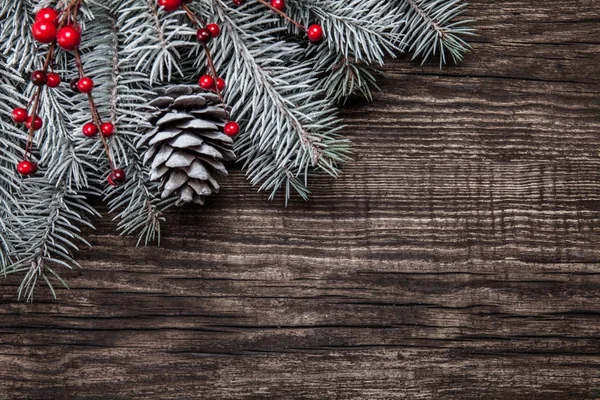 Fir julgran med dekoration på mörk trä bakgrund — Stockfoto