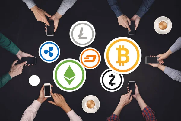 Ekip çalışması kavramı. Cryptocurrency simgesi kavramı üst altı yaratıcı emekçilerin siyah arka plan üzerine görüntüleyin. Bitcoin, Ethereum, dalgalanma, Dash, Litecoin, Zcash