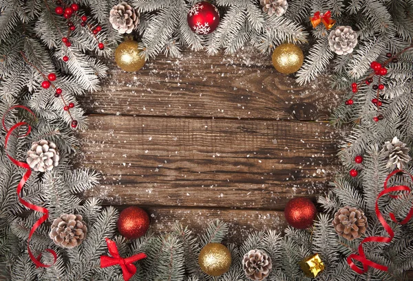 Kerstmis grunge houten achtergrond met sneeuw fir tree. Bekijken met kopie ruimte — Stockfoto