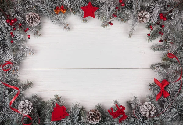 クリスマスの背景白の木製机の上。コピー スペースを持つトップ viev — ストック写真