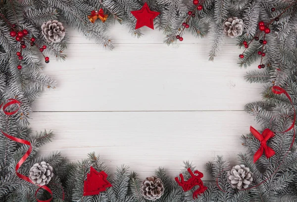 Fundo de Natal na mesa de madeira branca. Top viev com espaço de cópia — Fotografia de Stock