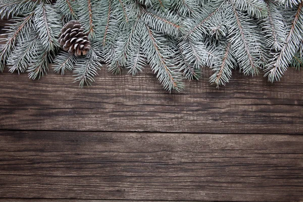 Abeto de Navidad con decoración sobre fondo de madera oscura — Foto de Stock