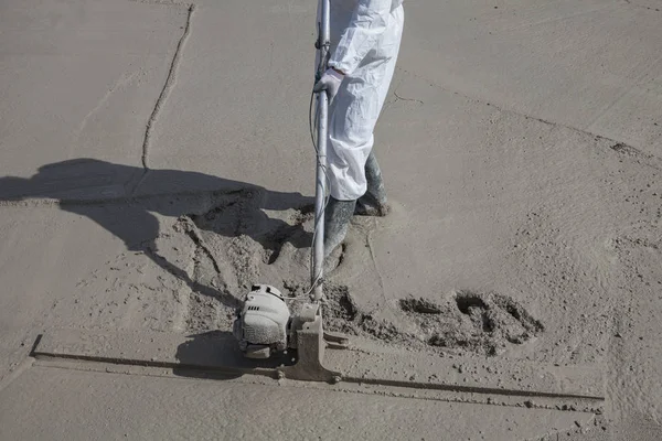 Bir işçi bodrumun beton yüzeyini düzleştirir — Stok fotoğraf