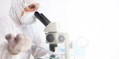 Bir doktor, aşıyı bulmak için laboratuvar araştırması yapıyor.
