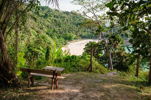 Point de vue sur la colline dans les bois tropicaux verts — Photo