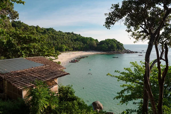 Tropisch eiland met zandige kustlijn en resort — Stockfoto