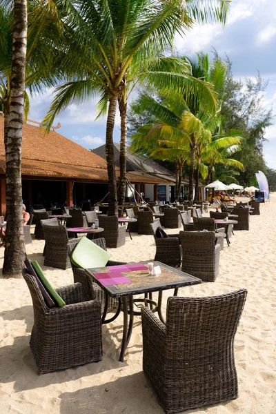 Café de praia com mesas e cadeiras na areia — Fotografia de Stock