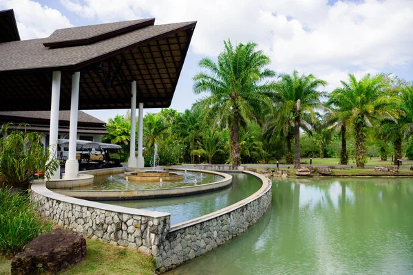 Lobby do hotel na Tailândia com piscina e fonte — Fotografia de Stock