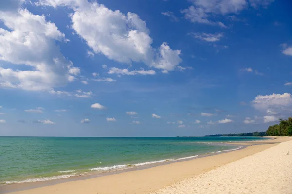 青い海と白い砂浜の海の海岸 — ストック写真