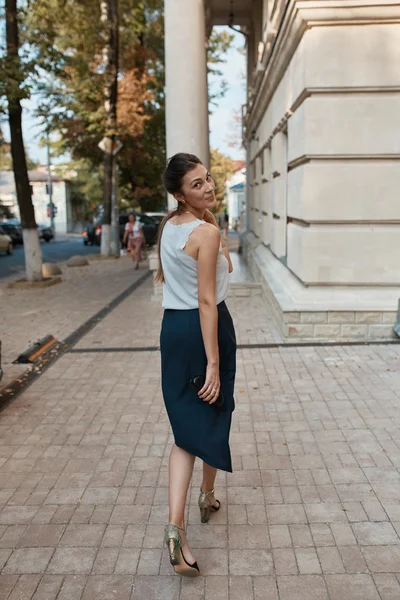 Moda bonita mujer caminando por las calles de la Ciudad Vieja — Foto de Stock