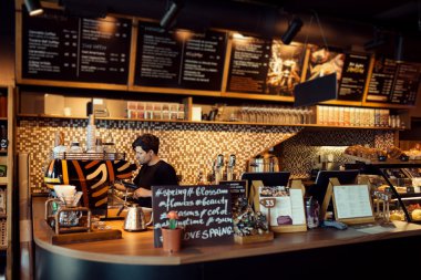 Barista bir kafede iş başında