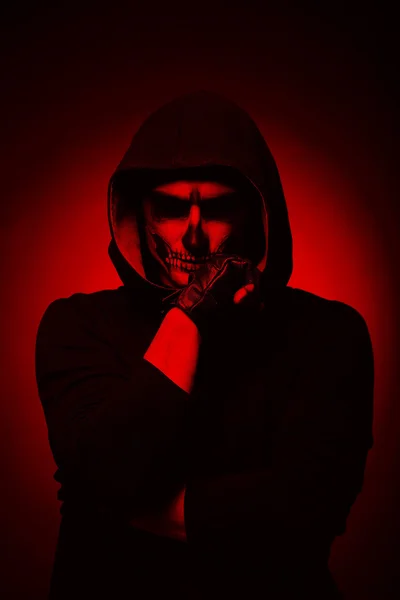 Siyah arka plan üzerine kötü adam