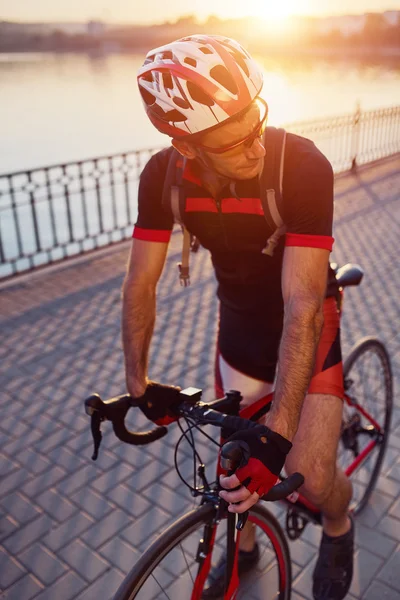 Ung och energisk cyklist i parken — Stockfoto