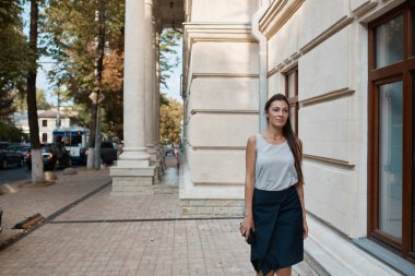 Eski şehrin sokaklarında yürüyüş güzel kadın moda