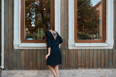 Eski şehrin sokaklarında yürüyüş güzel kadın moda